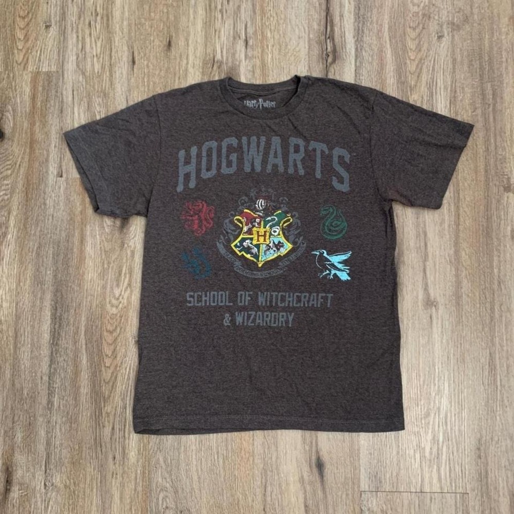 Harry Potter Hogwarts School of Witchcraft and Wizardry‎ t-shirt - size small